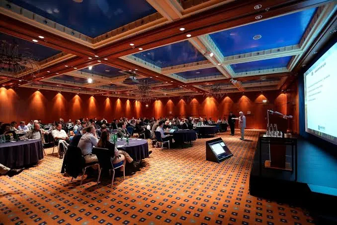 Auditório corporativo completo com painéis e sonorização ASM Eventos